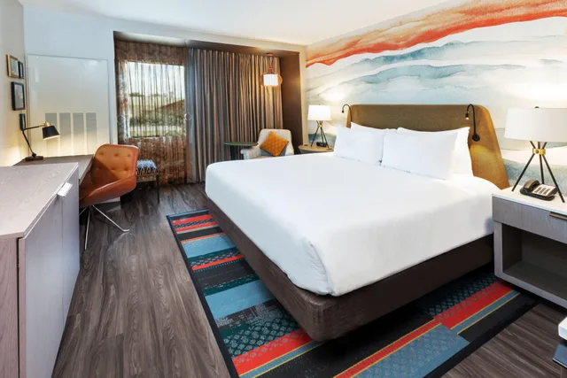 غرفة بسرير مزدوج بإطلالة على البحيرة، Hotel Indigo Spring - Woodlands Area 1/2