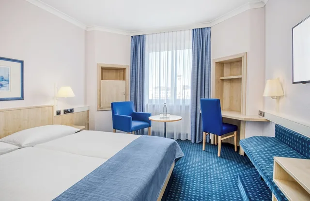 Family, 1 Double and 1 Single Bed, INTERCITYHOTEL ERFURT 4/9