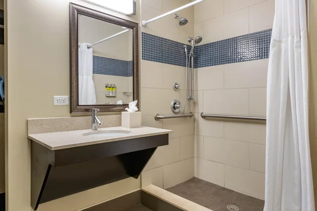 جناح بسرير كوين بغرفة نوم واحدة لذوي الإعاقة، Staybridge Suites St. Petersburg FL 6/9