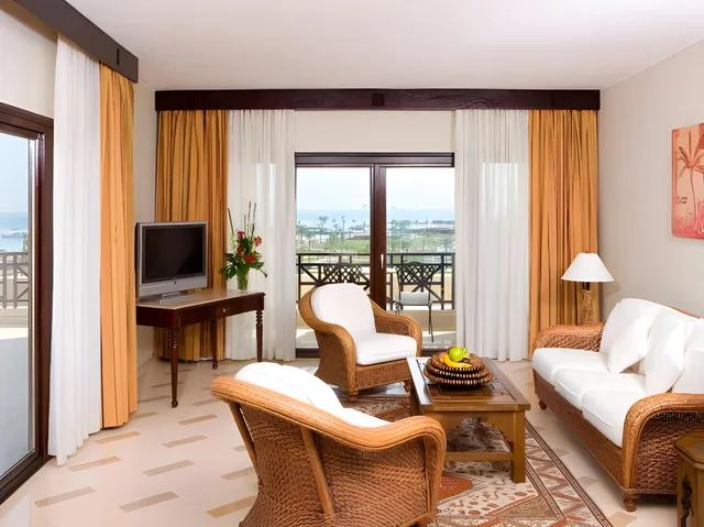 جناح ديلوكس بسرير مزدوج مع أريكة، Steigenberger ALDAU Beach Hotel 2/2