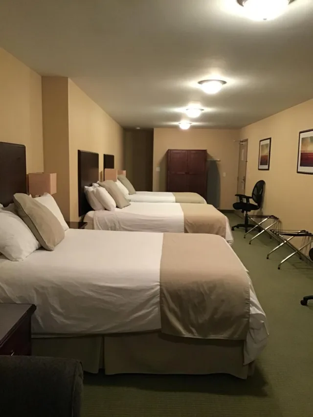 غرفة عائلية بسرير كينج وسريرين كوين، Ramada By Wyndham Williams Lake 4/6