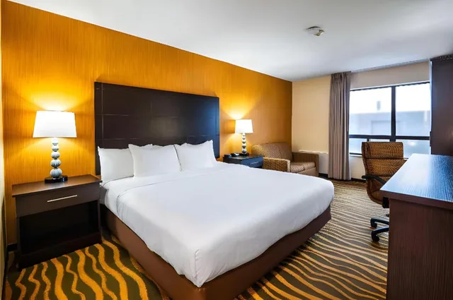 غرفة بسرير كينج مع أريكة في طابق مرتفع، Quality Inn Barrie, ON 1/3