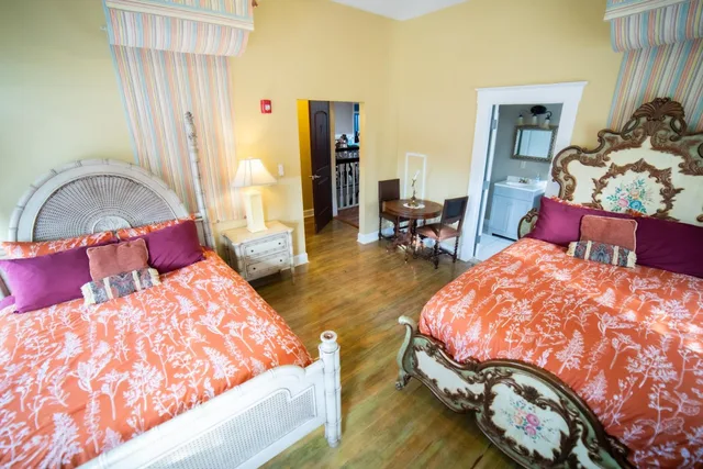 Caribbean, Style, Deluxe, 2 Queen Beds، Oak Tree Hotel 1/17