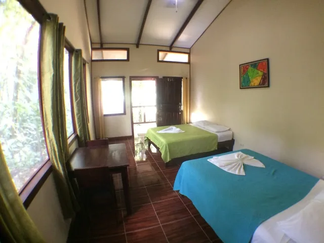 غرفة كلاسيكية بسرير مزدوج وسريرين منفصلين بإطلالة على الحديقة بشرفة، Hotel Rana Roja Lodge 1/2