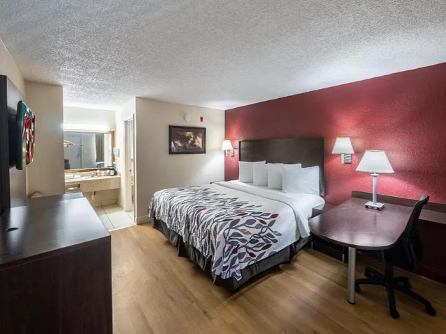 غرفة سوبيريور بسرير كينج بجاكوزي، Red Roof Inn Orlando South-Florida Mall 3/10