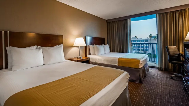 غرفة قياسية بسريرين كوين بشرفة للمدخنين، Best Western Yacht Harbor Hotel 3/9