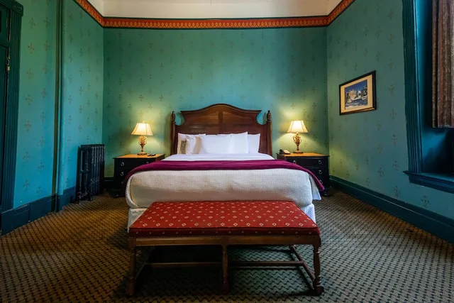 Victorian, King Bed، The Crescent Hotel And Spa 3/8