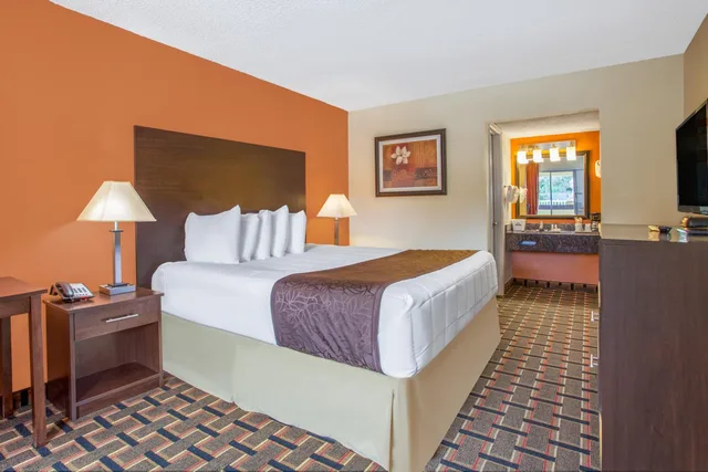 غرفة قياسية بسرير كينج للمدخنين، Days Inn by Wyndham Brooksville/Dade City 2/2