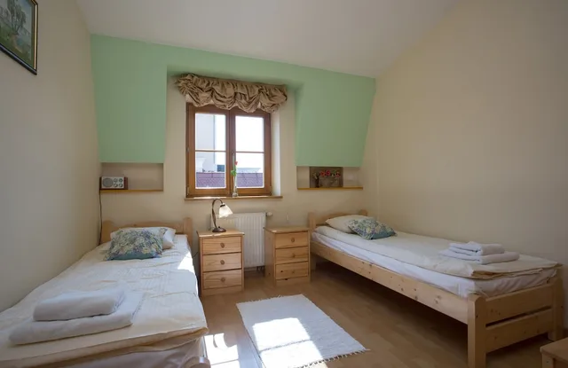 شقة كلاسيكية بسريرين منفصلين بغرفتي نوم مع أريكة، Kazimierz S Secret Apartments 1/10
