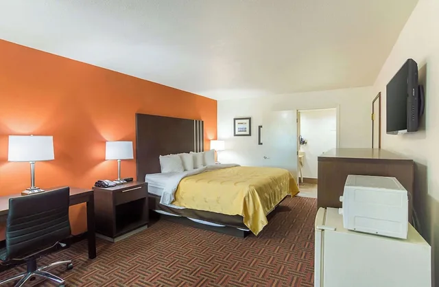 غرفة بسرير كينج للمدخنين، Quality Inn Amarillo I-40 East 3/7
