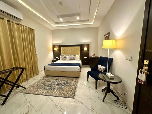 غرفة ديلوكس بسرير كينج، Faletti's Grand MM Alam Road 1/1