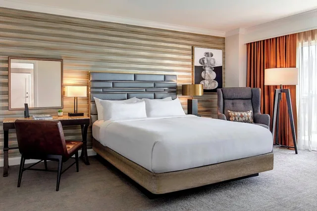 غرفة بسرير كينج بشرفة مع أريكة لذوي الإعاقة، JW Marriott San Antonio Hill Country Resort & Spa 1/3