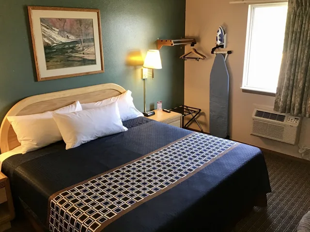 غرفة بسرير كينج، Travelodge by Wyndham Worland 1/7