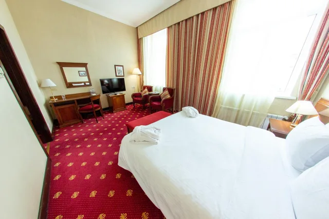 غرفة ديلوكس بسرير كوين، Grand Hotel Tien Shan 2/8