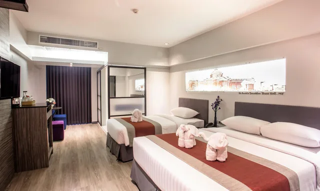 غرفة ديلوكس بسرير كوين وسرير فردي، Nouvo City Hotel 1/2