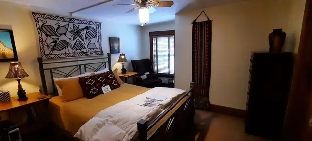 Jac, Queen Bed، Follansbee Inn 1/1