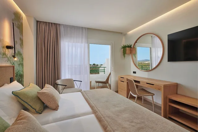غرفة بسريرين منفصلين بإطلالة جزئية على البحر، Grupotel Cala Marsal Nature Hotel 1/2