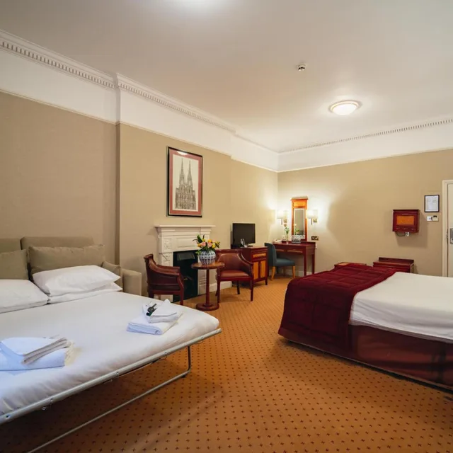Room, Triple, Sofa, Grange Clarendon Hotel 1/10