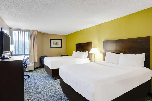 غرفة بسريرين كوين، Clarion Inn Asheville Airport 1/2