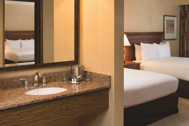 غرفة بسرير كينج وسريرين كوين بشرفة، Doubletree By Hilton Hotel Seattle Airport 7/7