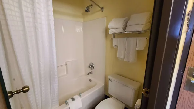 جناح بسرير كينج بحوض جاكوزي، Best Western Shippensburg Hotel 7/10
