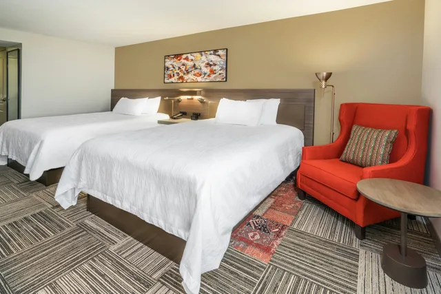 غرفة بسريرين كوين بحوض استحمام لذوي الإعاقة، Hilton Garden Inn Syracuse 2/3