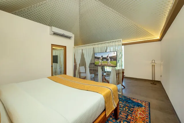 خيمة ملكية بسرير كوين، Fort JadhavGADH - A GADH Heritage Hotel 1/10