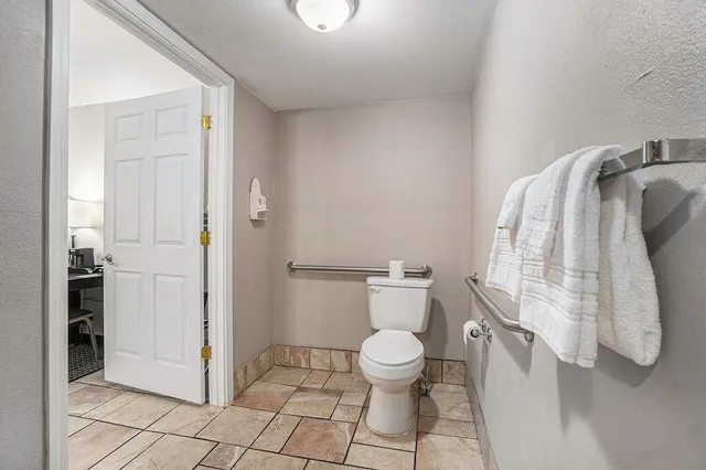 غرفة بسرير كينج لذوي الإعاقة، Travelodge by Wyndham Traverse City MI 7/10