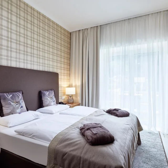 غرفة كلاسيكية بسرير مزدوج بشرفة، Das Alpenhaus Gasteinertal Hotel Formerly Grand Park Hotel 1/5