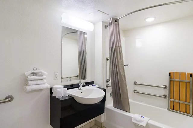 غرفة رباعية لذوي الإعاقة، Motel6 Denver, CO – Downtown 10/10