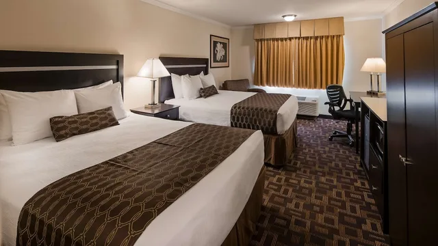 غرفة قياسية بسريرين كوين بحوض جاكوزي، Best Western Plus Inn Of Hayward 5/10