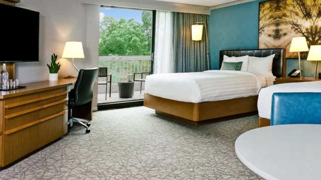 غرفة بريميوم بسريرين كوين بشرفة، Crowne Plaza Toronto – North York 3/4