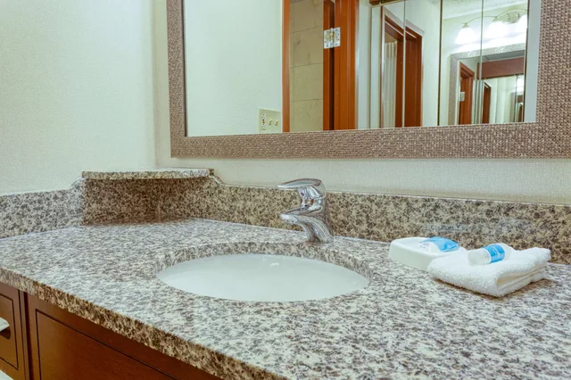 جناح بسرير كينج بغرفتين مع أريكة بحوض جاكوزي بحوض استحمام، Drury Plaza Hotel St Louis Chesterfield 4/10