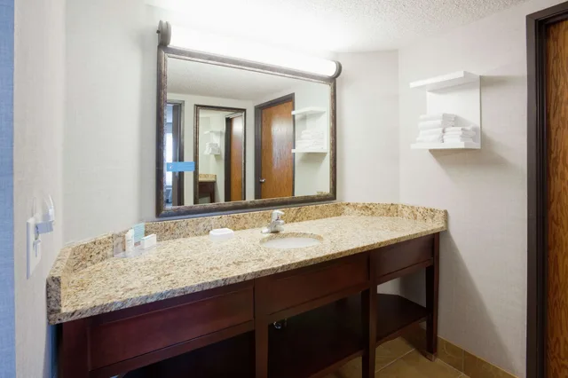 جناح بسرير كينج بإطلالة على البحيرة بغرفتين مع أريكة، Hampton Inn Duluth Canal Park 4/5