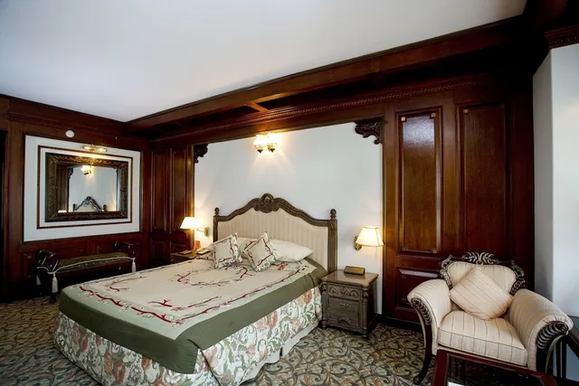 جناح بسريرين كينج، Hotel Sarina 9/10