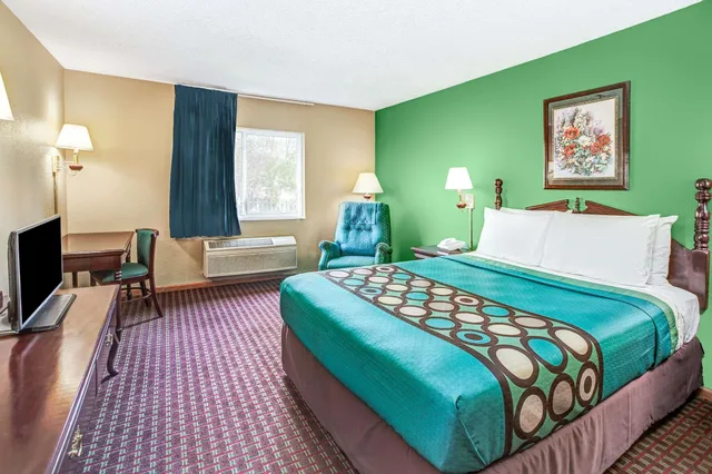 غرفة بسرير كوين بجاكوزي، McHenry Inn 1/6