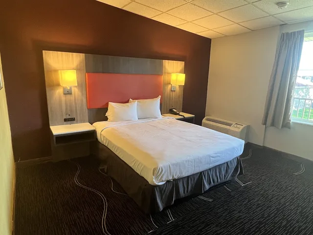 Room, Queen Bed, Countryside Suites Kansas City Independence I 70e Sports Complex Hotel 2/6