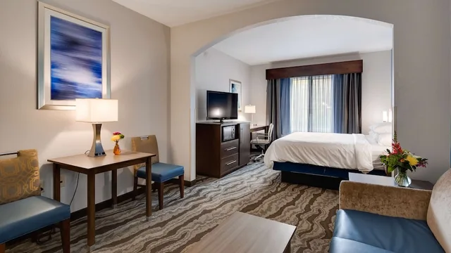 جناح بسرير كينج بإطلالة على النهر مع أريكة، Best Western Plus River Escape Inn & Suites 6/9