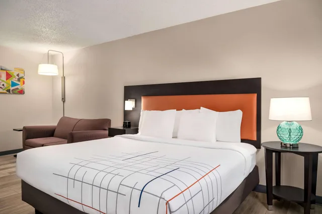 غرفة بسرير كينج، La Quinta Inn by Wyndham Columbus Airport Area 1/2