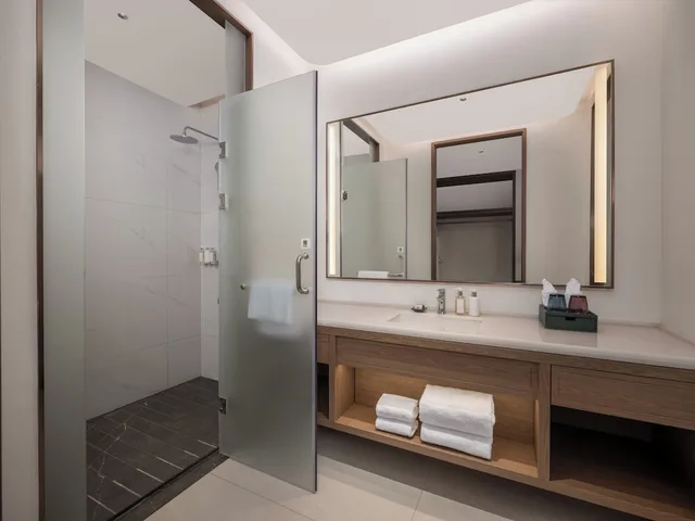 غرفة قياسية بسريرين مزدوجين بإطلالة على الحديقة بشرفة، Holiday Inn Resort Wanning Shenzhou Peninsula by IHG 4/4