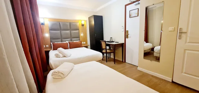 غرفة ثلاثية بسرير مزدوج وسرير فردي، Hotel De France. 8/10