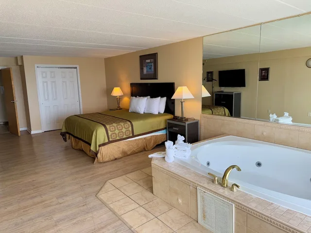 غرفة كلاسيكية بإطلالة على البحر مفردة بسرير كينج، Travelodge by Wyndham Suites Virginia Beach Oceanfront 2/3