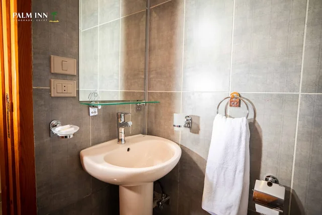 غرفة مفردة بسرير كوين، Palm Inn Hotel 8/9