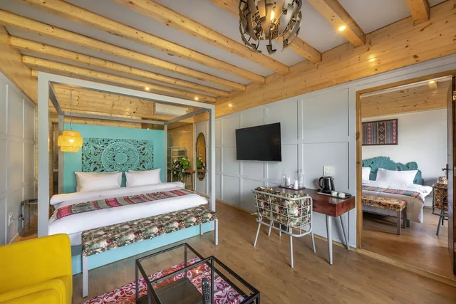 غرفة عائلية بسرير كينج وسرير مزدوج بإطلالة على الجبل بشرفة بغرفتي نوم، Echor Himalayan Heights Luxe Manali 5/7