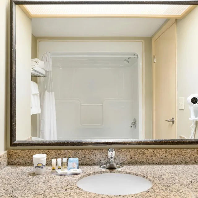 جناح بسرير كينج مع أريكة، Days Inn By Wyndham Orillia 3/3