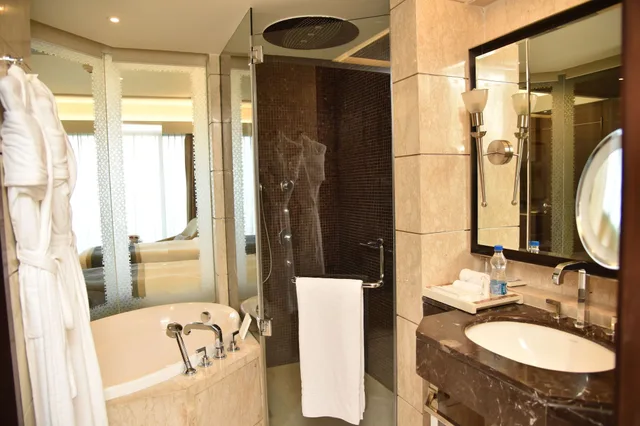 جناح ديلوكس بسرير كينج، The Leela Ambience Convention Hotel Delhi 9/10