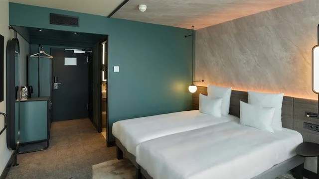 غرفة سوبيريور بسريرين منفصلين مع أريكة، Novotel Bern Expo 4/10