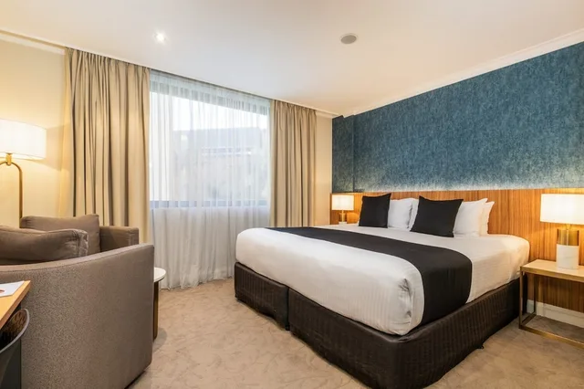 غرفة بسرير كينج وسريرين منفصلين لذوي الإعاقة، Hotel Diana 1/4