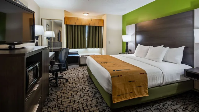 غرفة قياسية بسرير كينج لذوي الإعاقة، Best Western Crown Inn & Suites 1/7