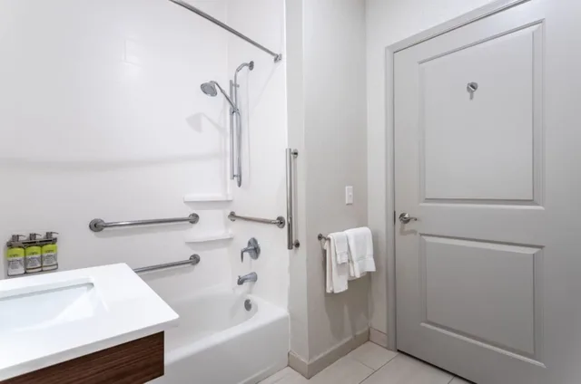غرفة بسرير كينج بإطلالة على النهر، Holiday Inn Express Annapolis East-Kent Island 5/5